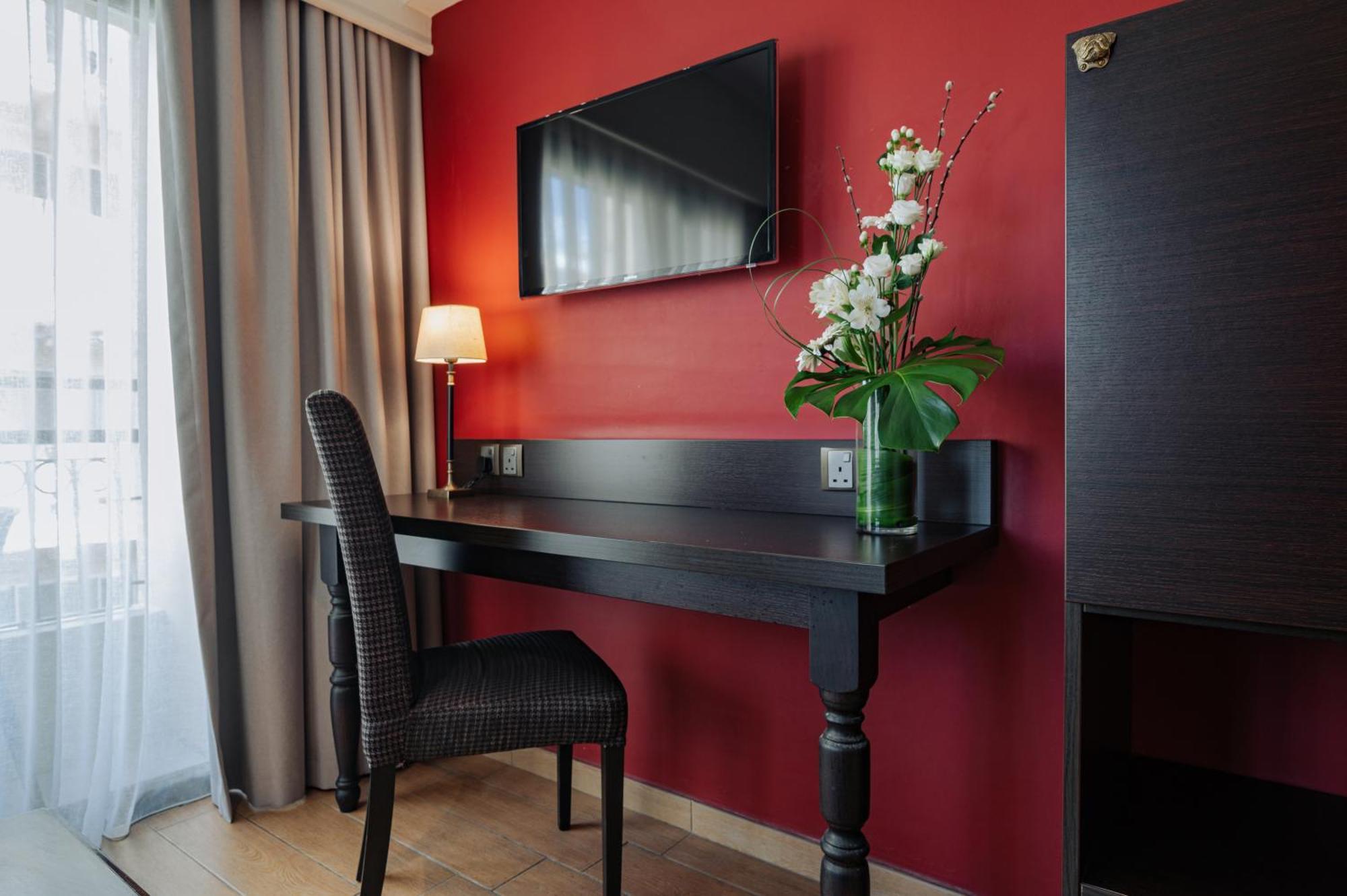 Ax The Victoria Hotel Слима Екстериор снимка